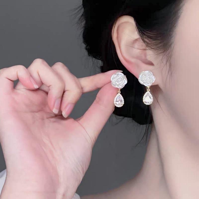 White Flower Top Water Drop Pendants Women's Dangle Earrings Elegant Acrylic Crystal Luxury Wedding Ear Jewelry 2025 new in