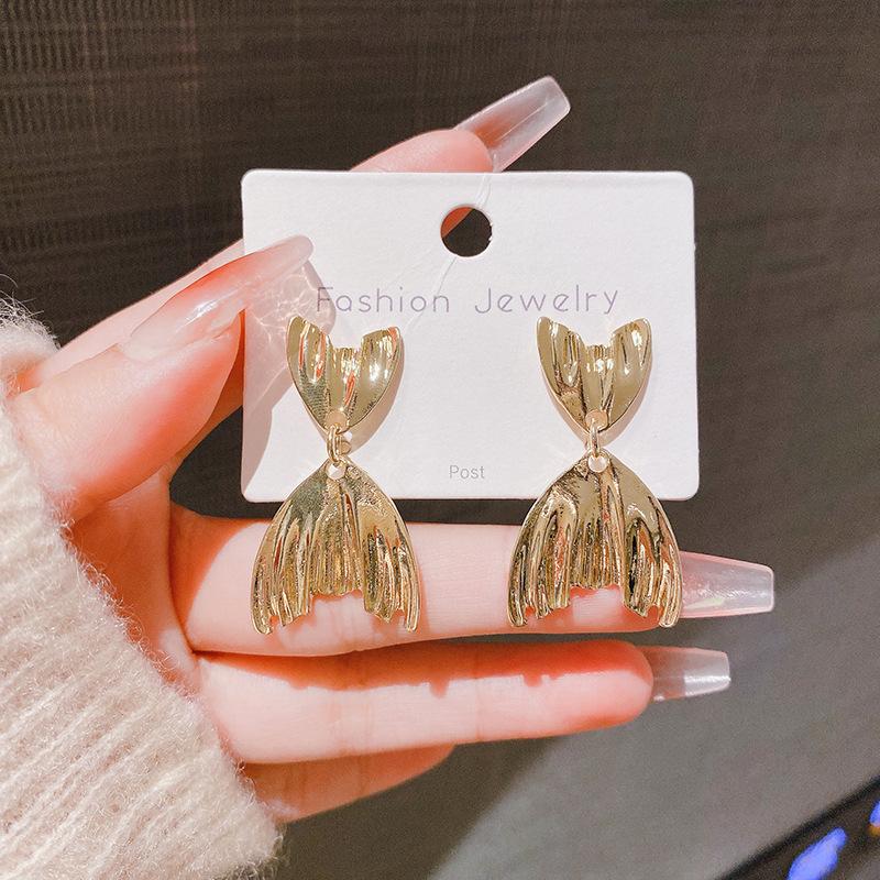 Metal cold wind pleated fishtail shape earrings European and American personalized design earrings simple niche temperament earrings