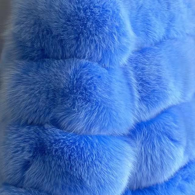Cappotto da donna slim-fit di media lunghezza con cappuccio in ecopelliccia Autunno/Inverno 2025