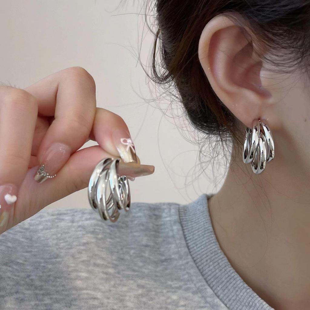 Noua tendință 2024: Cercei argintii tip cerc european-americani pentru femei