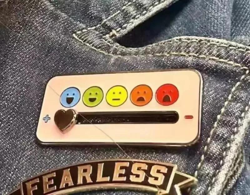 2024 New Mood Conversion Energy Brooch Slide My Social Battery Badge Facial Expression Badge Men Women Pins Brooches on Clothes