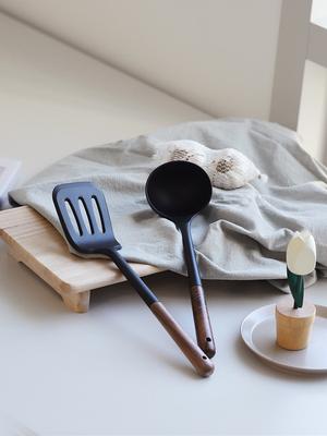 OSLO [Oslo] OSLO Noir Black Silicone Wood Handle Cooking Utensil Set of 2 (Ladle + Turner)
