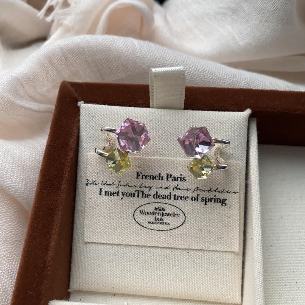 Leichter Luxus Schwerindustrie Diamantbesetzte Diamantförmige Spleiß-Steckohrringe Für Damen, Einzigartiges Designgefühl, Modische Eleganz, High-End