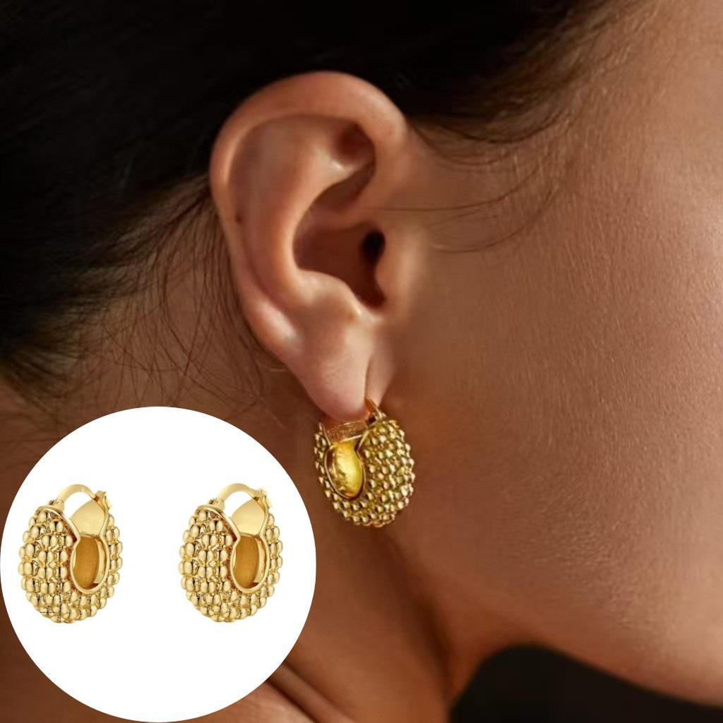 Schicke C-förmige Zirkonia-Ohrringe für Damen, modisches Messing-Design mit echter Goldplattierung.