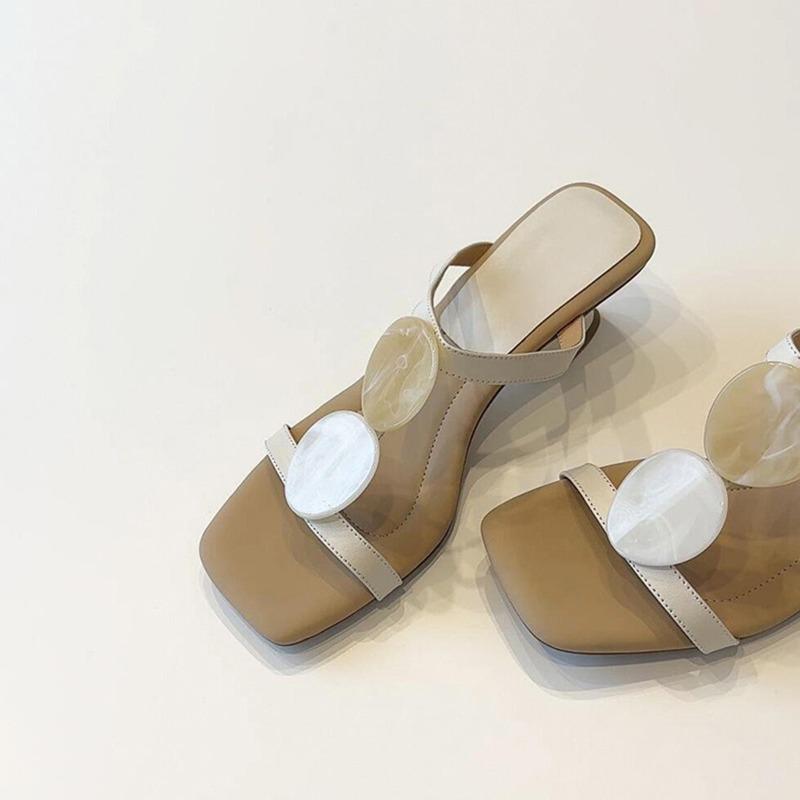 Schafsleder~ Temperament spezielle Form Keilabsatz Ein-Wort-Slipper Damen Sommer eckige Spitze mit Rock, coole Slipper für draußen am Strand