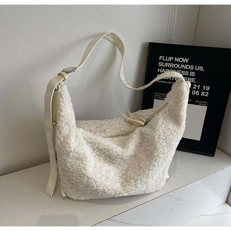 

Niche plaid plush shoulder bag women s autumn and winter new cloth bag lazy wind large capacity shoulder messenger bag
