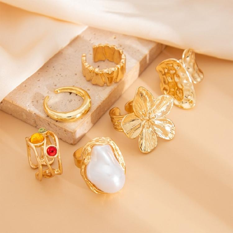 Fashionable Adjustable Flower Rings Set With Stylish Pearls Highlight Accessory for Women’s Everyday And Party Looks