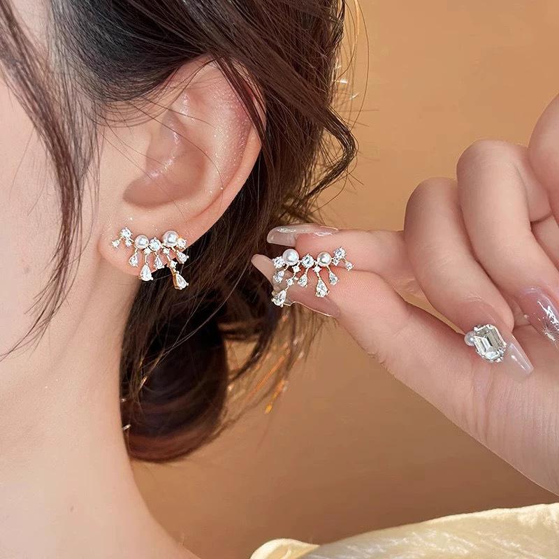 Light luxury niche zircon fringed pearl earrings, earclips, mosquito coil disc, fashion commuting, high-end silver needle earrings.