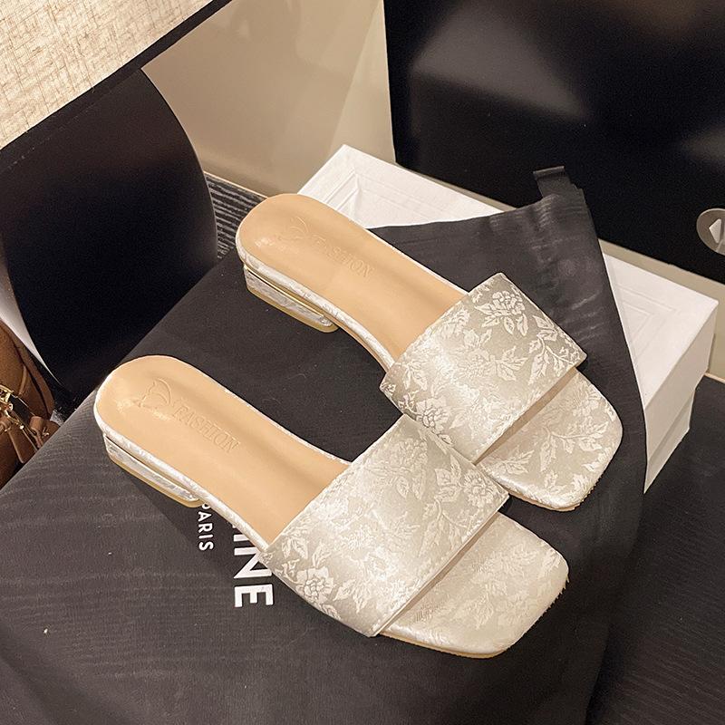 Flacher Boden neuer Rock Fee Urlaub Ein-Wort-Slipper-Stil mit schönen coolen Slippern Damen Sommerkleidung