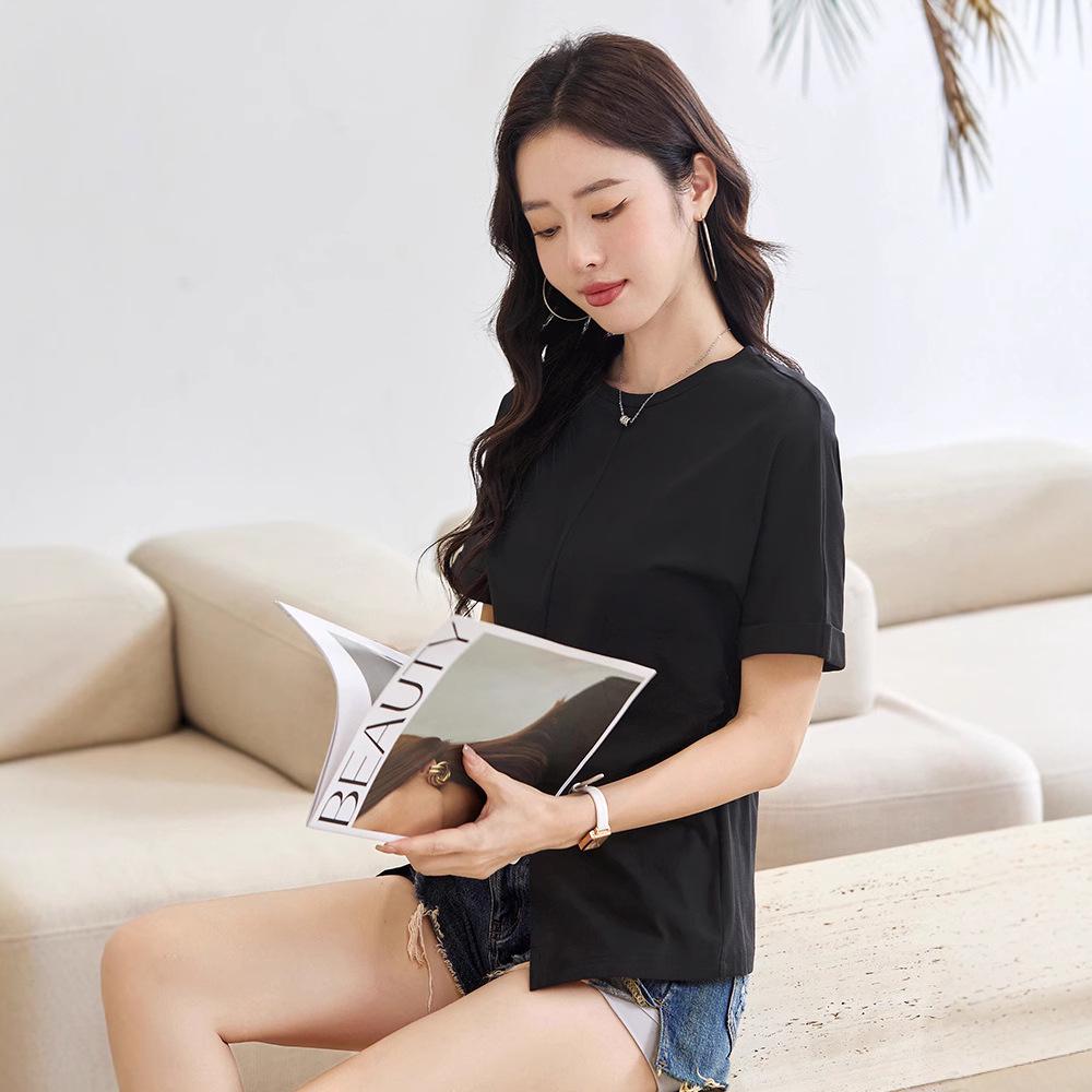 Tricou de damă cu mânecă scurtă din bumbac mercerizat în stil coreean, cu mâneci suflecate și șliț lateral.