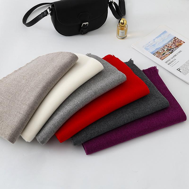 Damski zimowy biały szal z wełny kaszmirowej: Wszechstronny szalik z krótkim frędzlem w stylu koreańskim