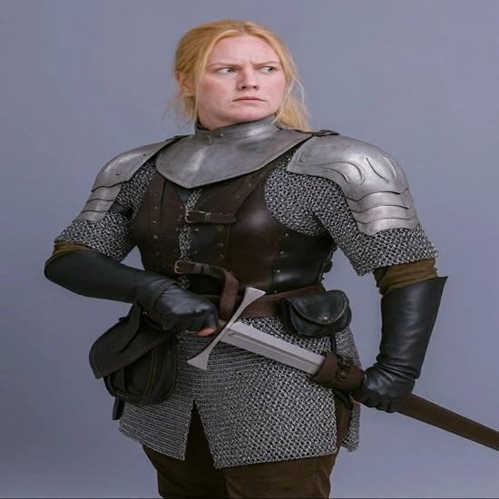 Mittelalterliches Tapferes Damen-Rüstungsset Stahlhalsberge, Schulterstücke Kettenhemd LARP Krieger Cosplay Halloween Geschenk