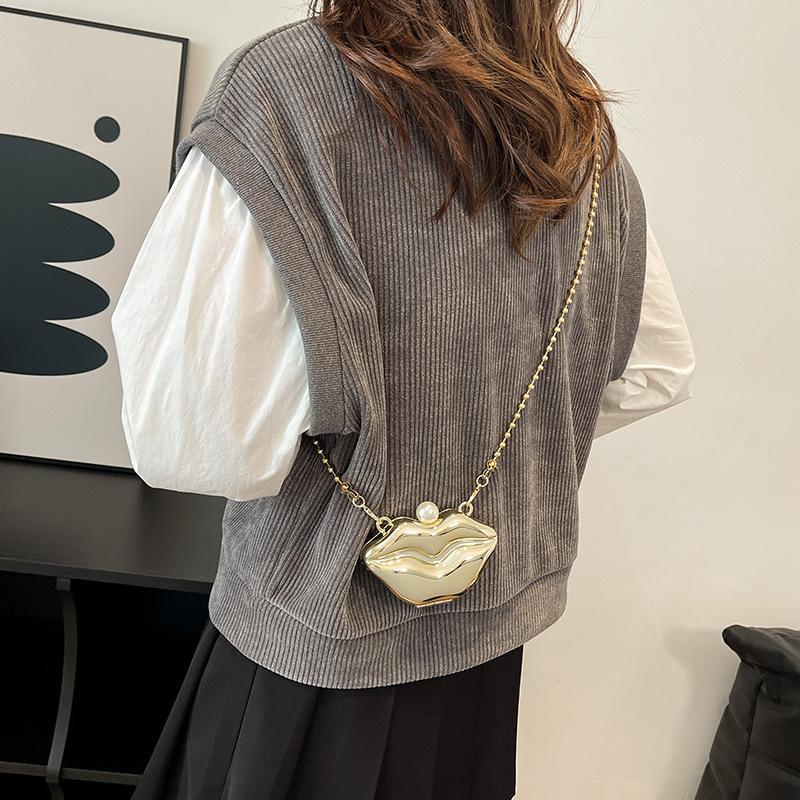 Cute little fragrant style personalized metal lips mini ladies chain small square bag 25 summer new shoulder messenger bag