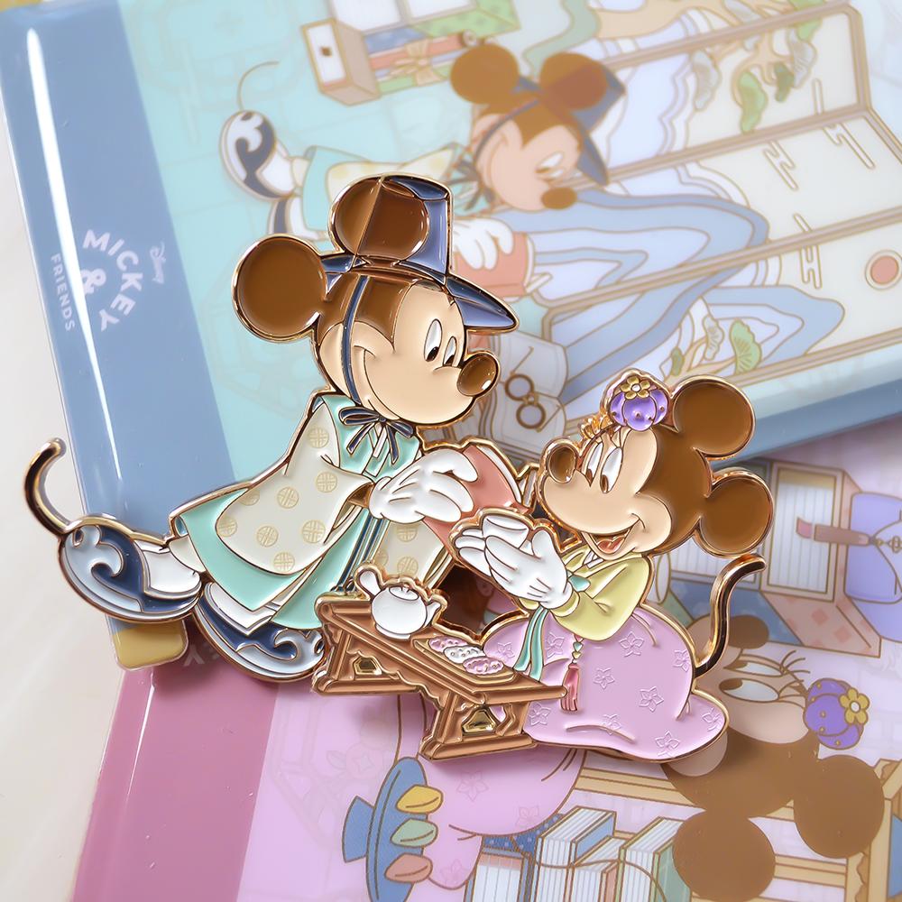 IKNOWK Disney Mickey And Friends Hanbok Single-Sided Badge