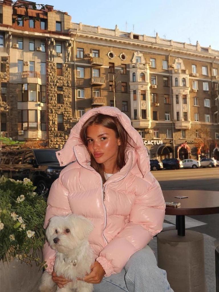 Glänzende, wattierte kurze Baumwolljacke im europäischen Stil mit Kapuze - Trend Herbst/Winter 2025
