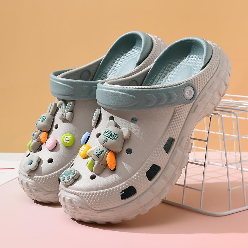 Pantofii cu găuri sunt antiderapanți, anti-miros de picioare și nu irită picioarele.. Femeile poartă papuci cool cu desene animate, cu talpă groasă și înălțătoare. Papuci de vară