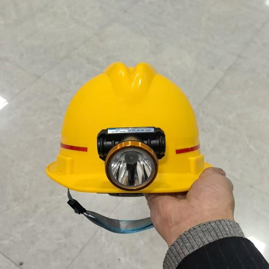 Capacete de segurança antiestático com lanterna integrada para mineração e pesca noturna.