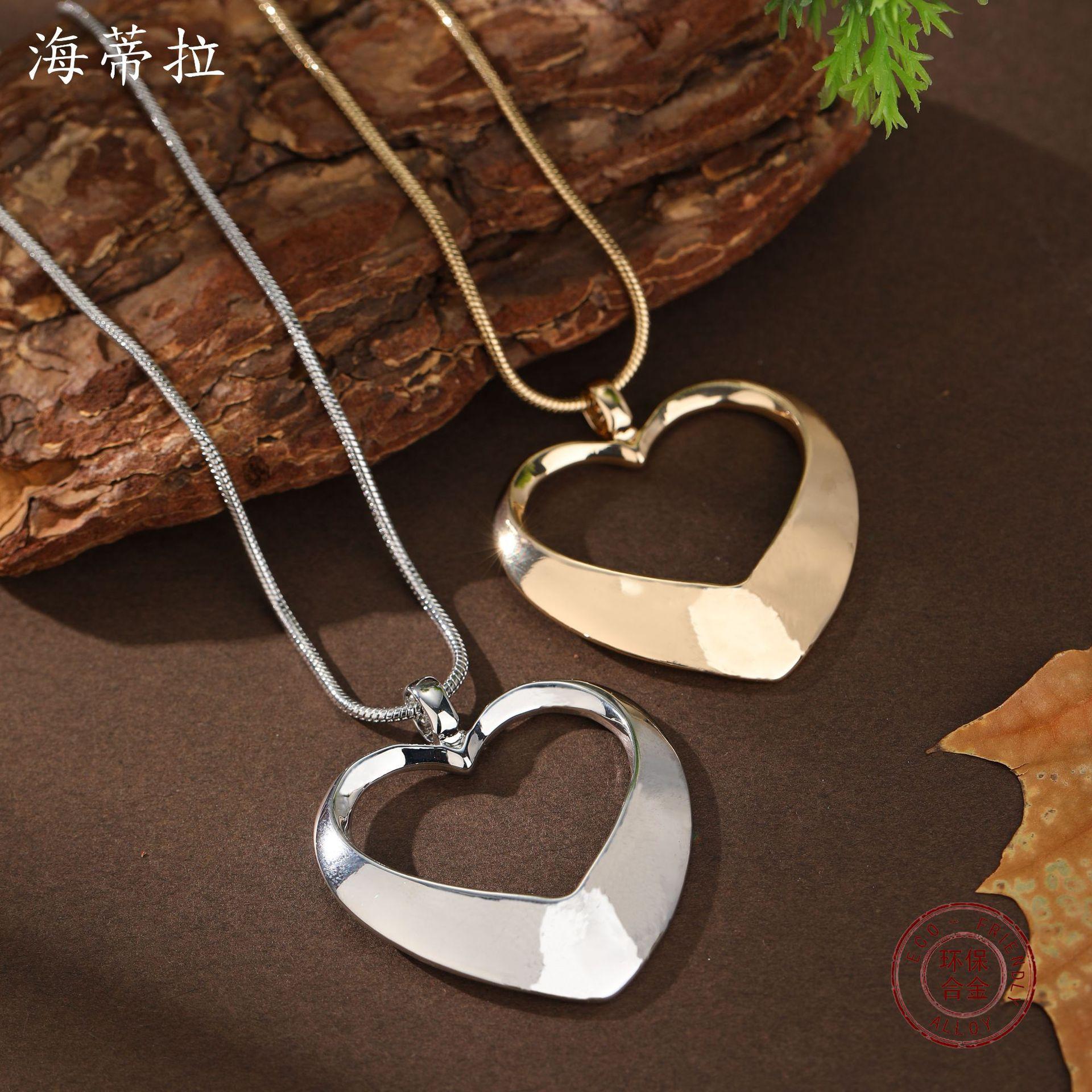 

New hollow love glossy pendant, women s fashion high sense versatile heart-shaped alloy necklace