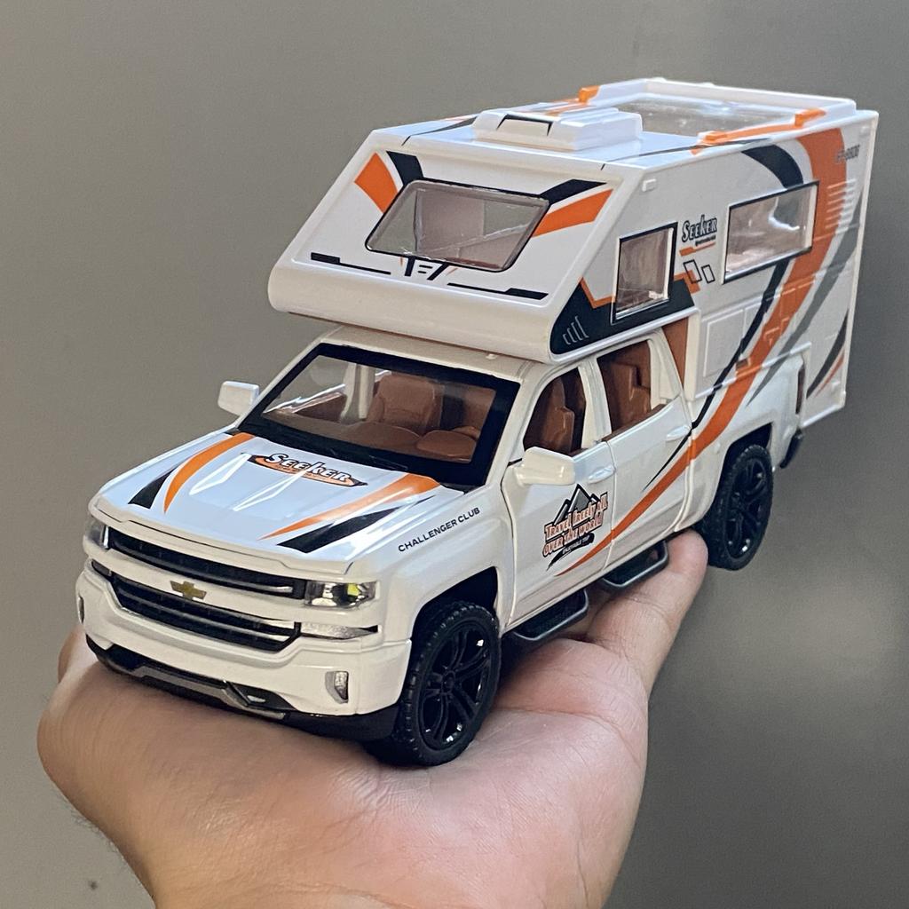 1/32 Chevrolet Blazer Chalet Camping RV SUV Alloy Diecast Model Sound Light Doors Opened Toys Holiday Gifts For Friends Display