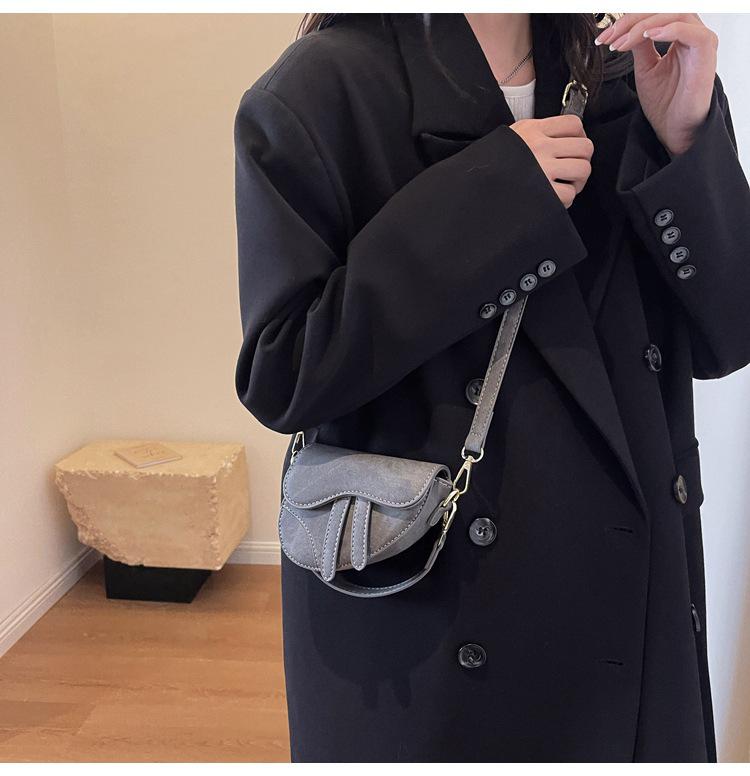 Retro Mini-Sattel-Umhängetasche: Europäischer & Amerikanischer Stil, Denim-Lippenstift-Design