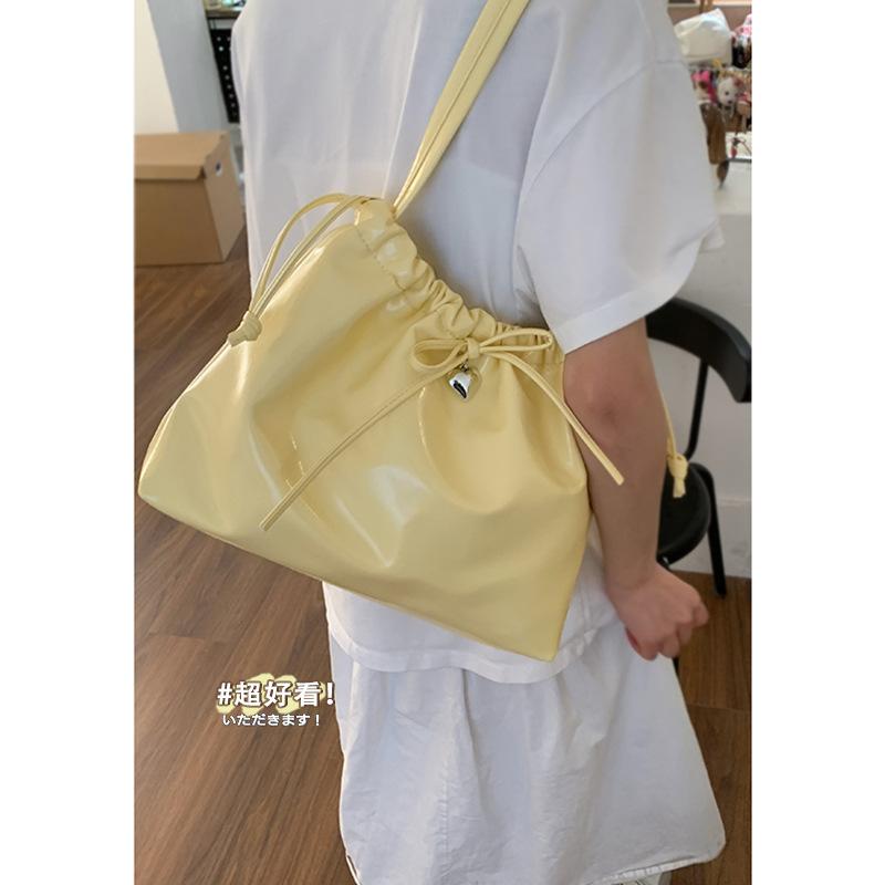 Korean version of large-capacity pleated underarm tote bag women's 2025 new fashion simple shoulder bag casual commuter bag