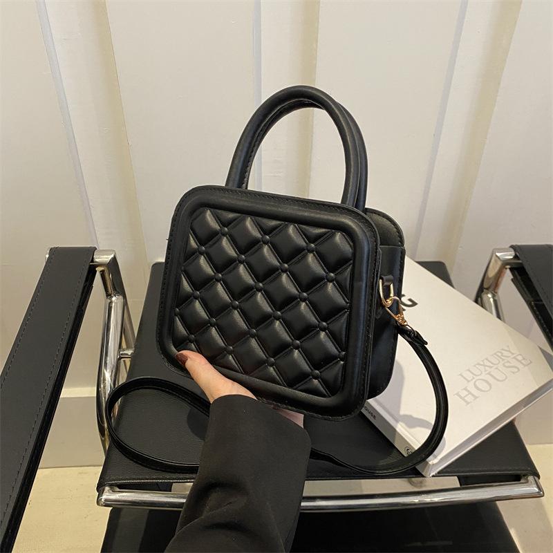 

Вмятина в ромбовидном стиле 2024 года, новая текстура, модная весна этого года, популярная переносная сумка через плечо для женщин чёрный