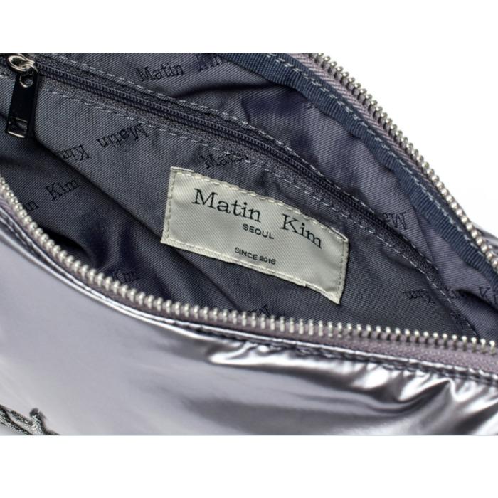 תיק מיני כתף עם לוגו מבריק ותפרים של Matin Kim