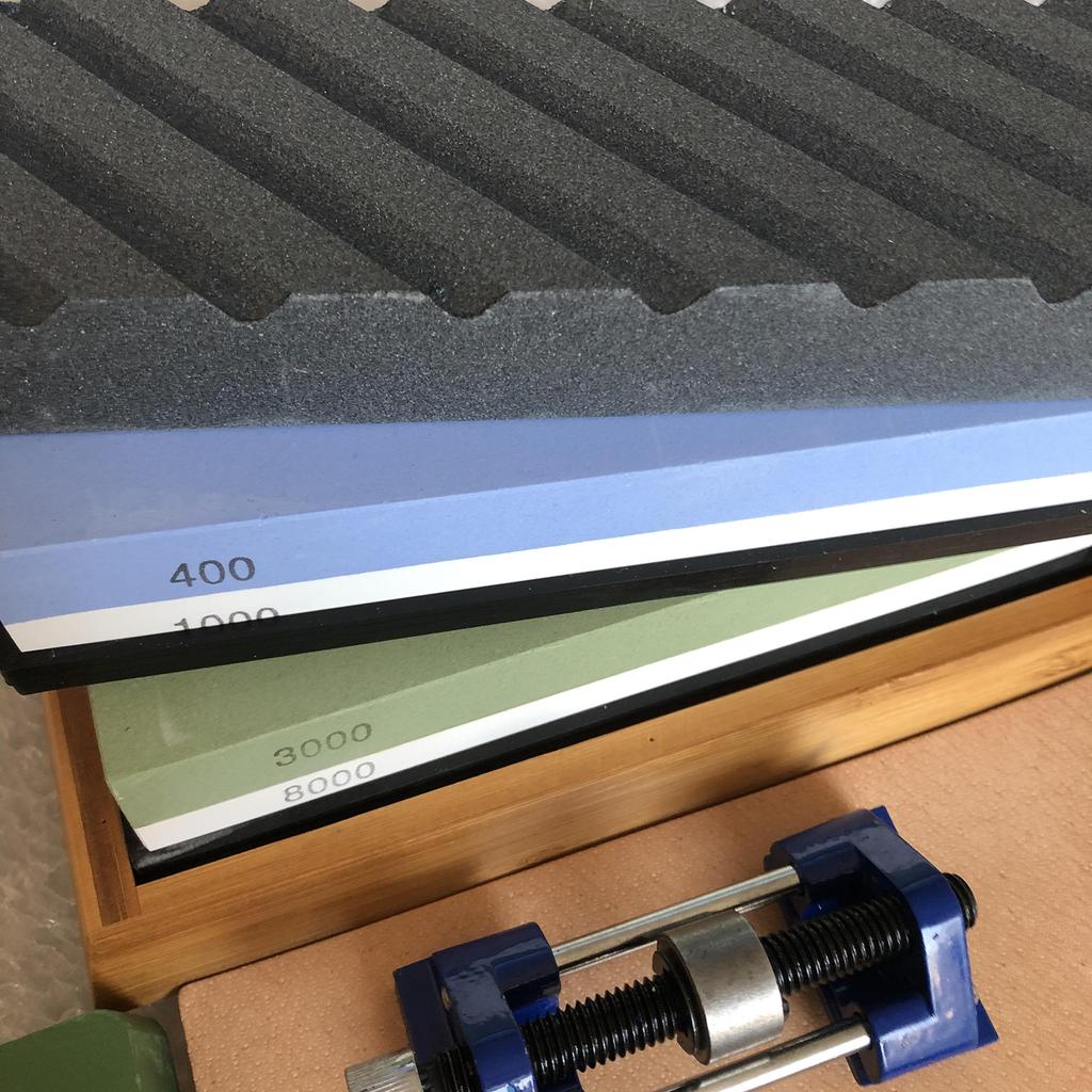 Messerschärfstein-Set Doppelseitiges Wetzstein-Set 3000×8000 Körnung 400×1000 Körnung Silikonpads & Basis Leichtgewicht(5.62 Pfund)