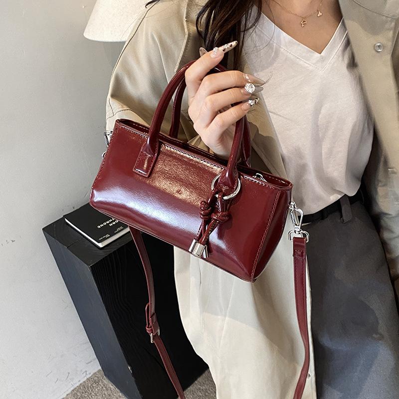 

Сумки большой вместимости женские осенне-зимние универсальные 2025 новая модная сумка через плечо и мессенджер популярны в этом году. Портативные наволочки красный