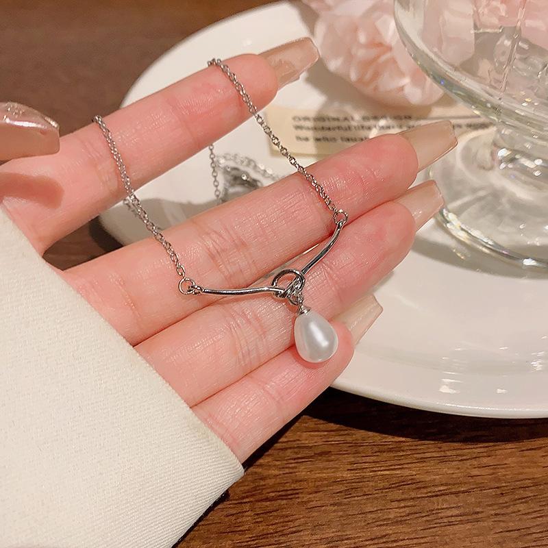 

Pearl pendant necklace female design sense niche titanium steel clavicle chain annual explosion match