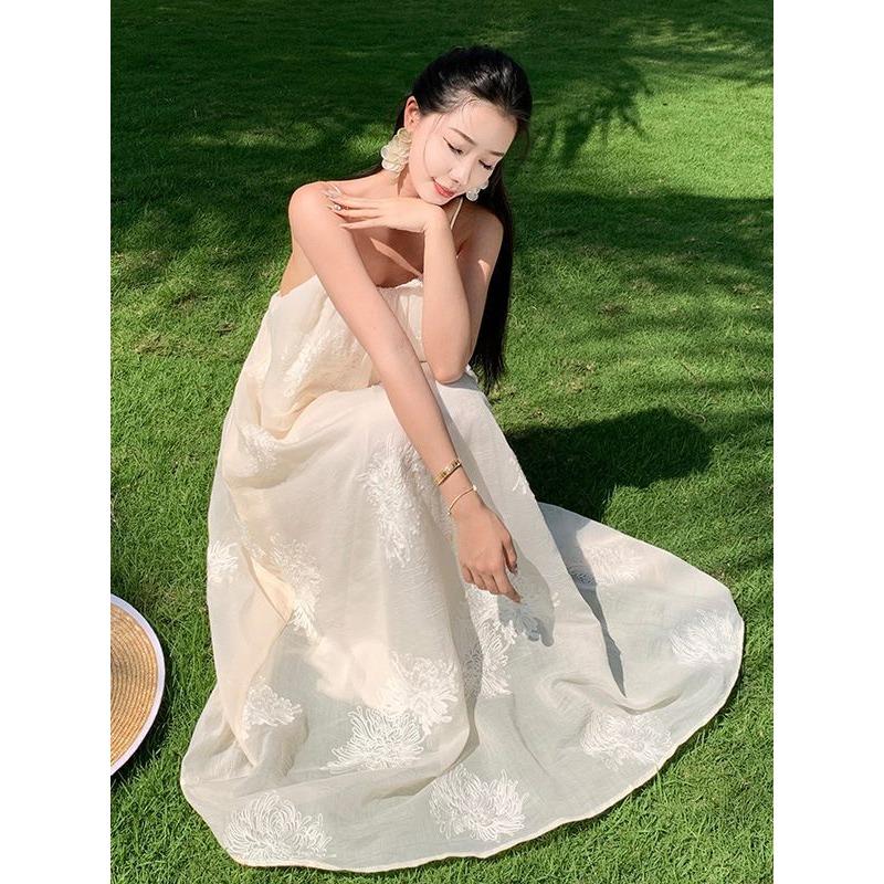 Neues chinesisches dreidimensionales Stickerei Sanftes und elegantes Feen-Latzkleid Sommer-Strandurlaub Rückenfreier langer Rock