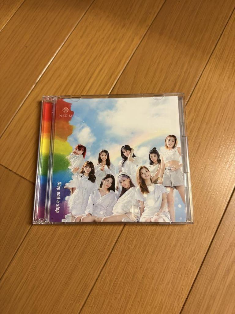 [USED] Step and a step/NiziU