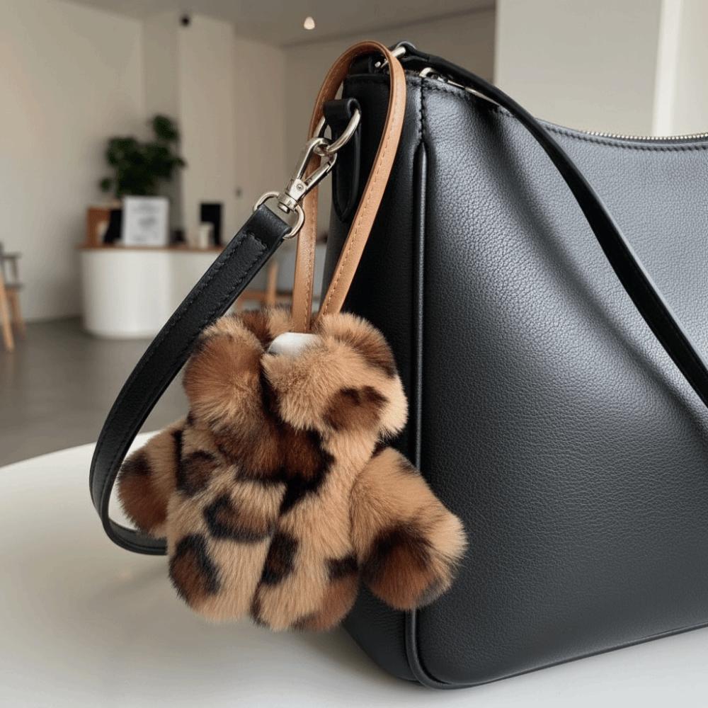 Porte-clés Pendentif Fluffy Polyvalent Charme de Sac en Peluche Forme Vêtement Quotidien
