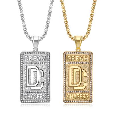 Eine DC-Quadratanhänger-Halskette aus titanbeschichtetem Stahl mit Goldplattierung und Diamantenbesatz, geeignet für Männer zum täglichen Tragen.