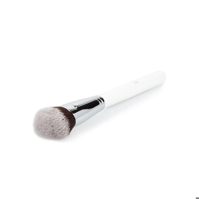 Foundation Brush - Ilū Make Up 109 - Angled - Liquid Application - Comfortable To Use