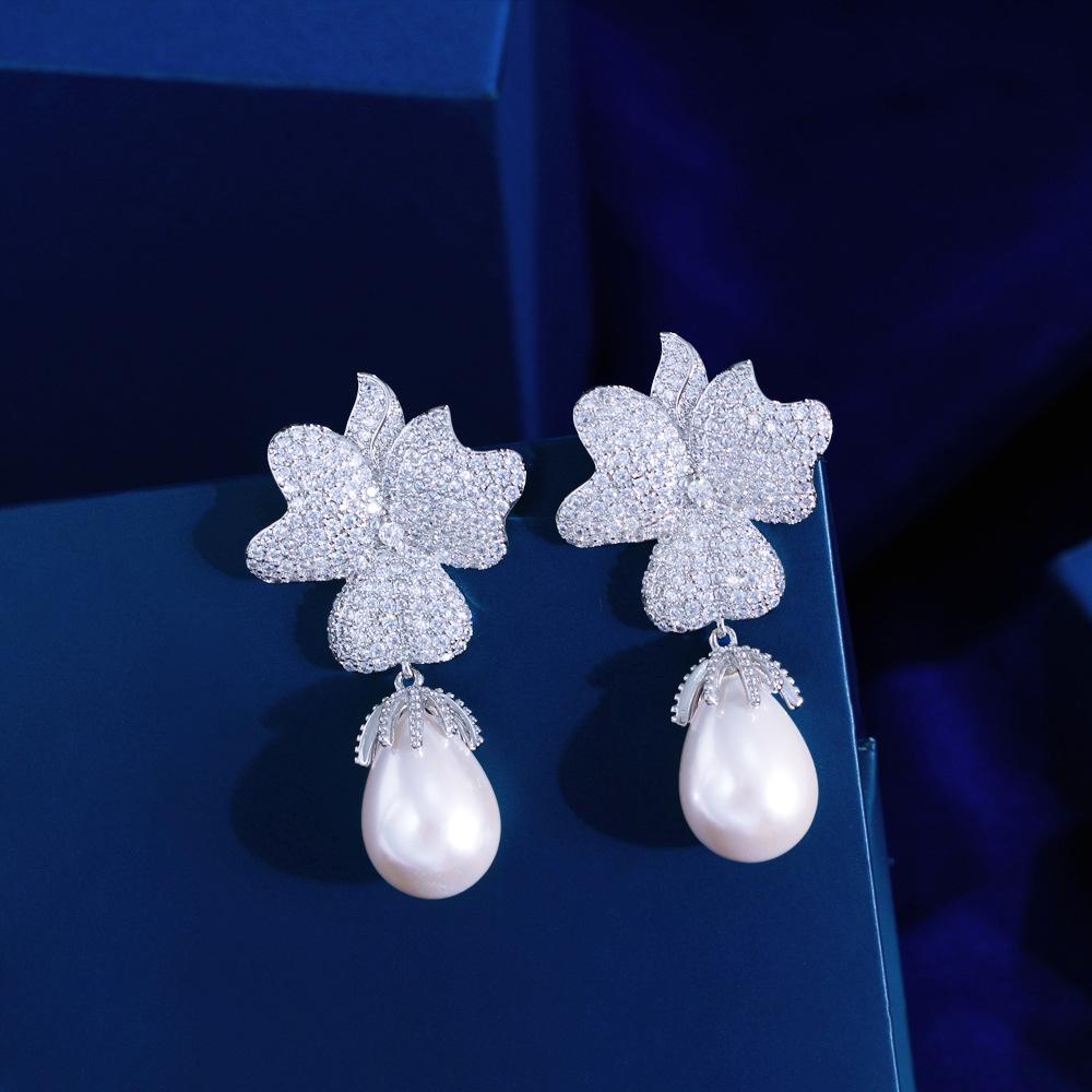 Needle Elegant Pearl Zircon Flower Earrings Full Diamond Maple Leaf Shell Pearl Earrings Atmospheric Earrings