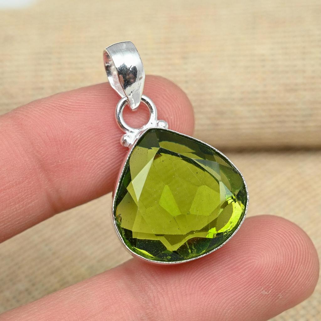 Wunderschöner Peridot-Edelstein aus 925er Sterlingsilber, handgefertigter zierlicher Schmuckanhänger für Geschenke