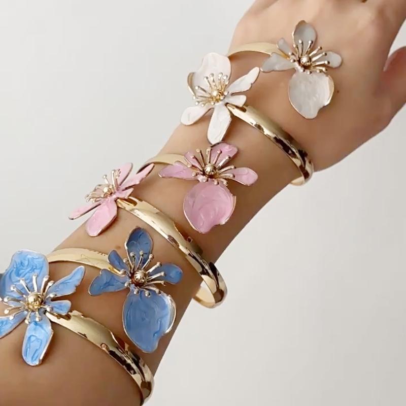 Multifunctional Adjustable Flower Shape Metal Bangle Bracelet Adjustable Diameter for Trendy Accessories and Gift Giving