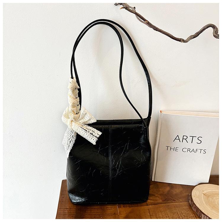 

Korean version of sweet silk scarf shoulder bag women s 2025 new trendy commuter underarm tote bag women s minimalist wind bucket bag чёрный