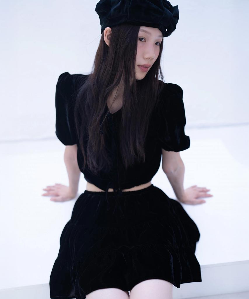 Atiseuteukeompeullegseu Artist Velvet Lace-Up Puff Blouse