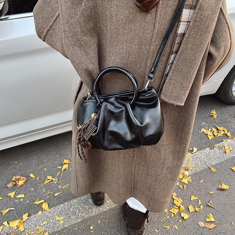 Niche textured bag women's 2025 new winter shoulder messenger bag high-end portable pleated cloud bag