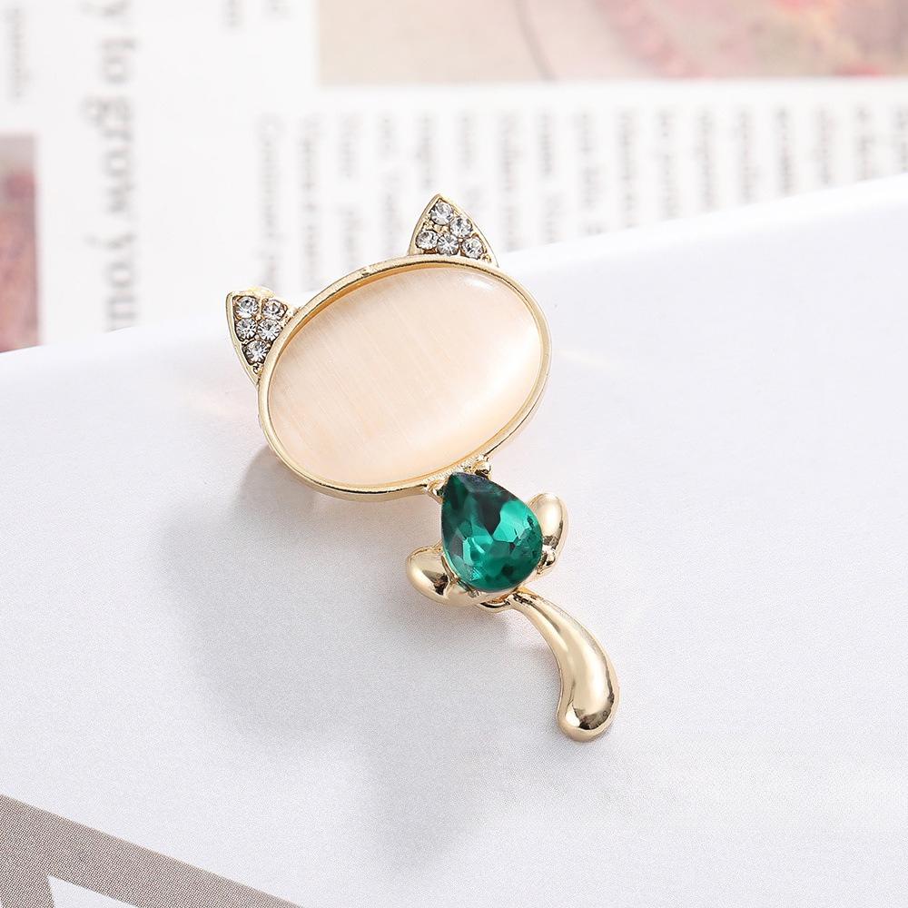 

Japanese cute cat brooch Internet celebrity personality pin Green crystal retro brooch