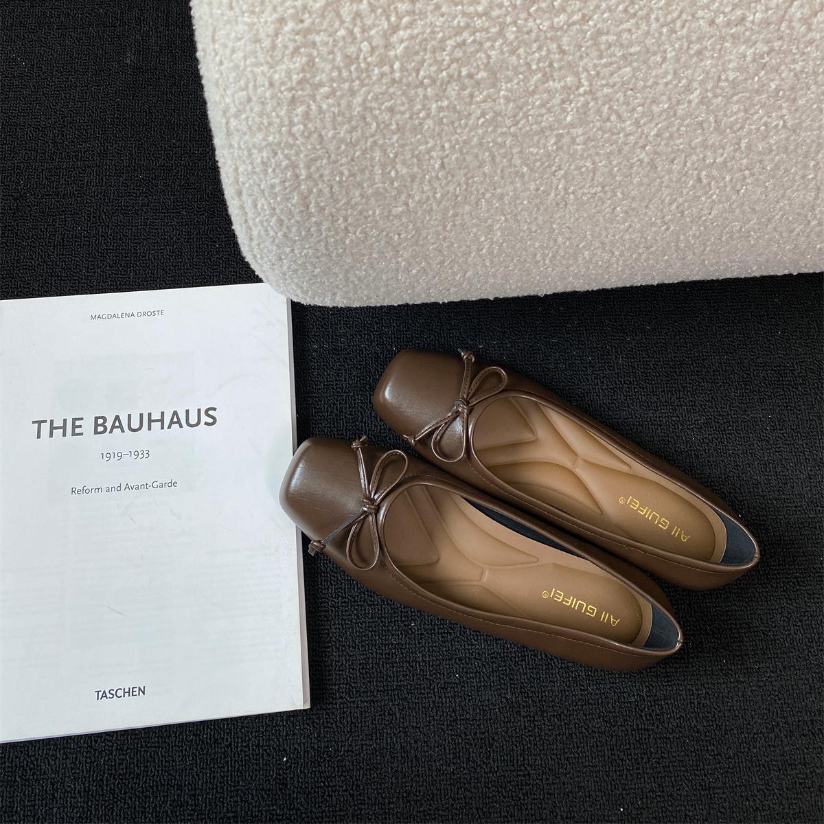 

Fairy wind gentle shoes female spring and summer 2025 new bow square head flat sole shoes silver light mouth beanie shoes 40 коричневый