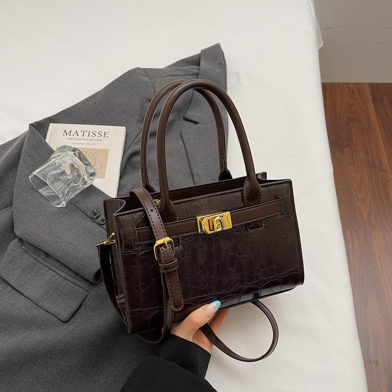 Casual and fashionable oblique span bag winter high value simple large capacity bag women темно-коричневого