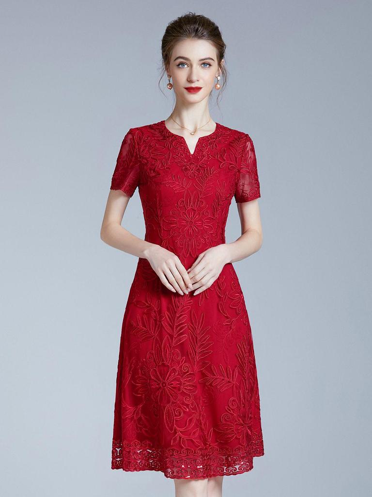 Elegantes rotes Übergrößen-Sommerkleid für Frauen mittleren Alters - Abend- & Hochzeitsstil