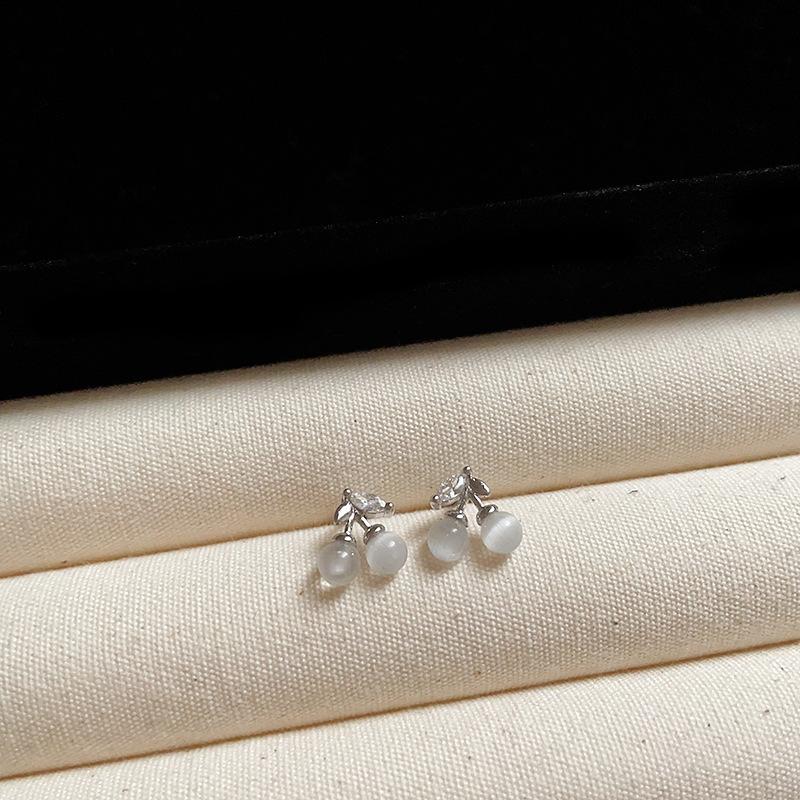 

Коллекция изысканных и маленьких сережек-гвоздиков с вишнями, женская простота, высокое чувство, легкая роскошь и элегантный темперамент, персонализированные серьги