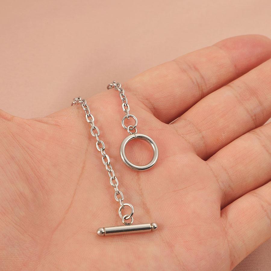 European-American Retro Geometric OT Buckle Necklace: Elegant Women's Clavicle Chain with Niche Design and High-End Style