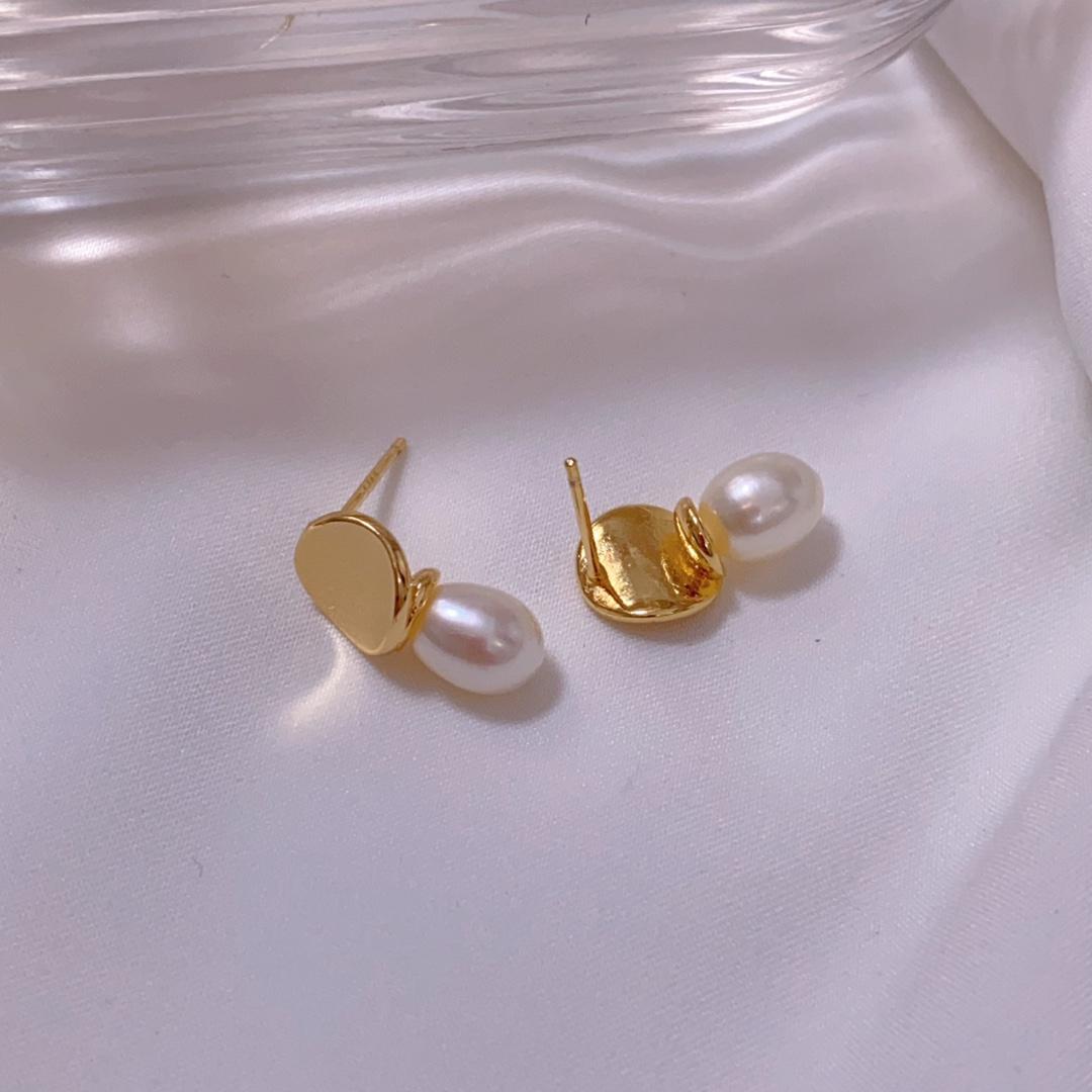 Стильные французские натуральные пресноводные жемчужные бусины-рисинки, изысканные и компактные, универсальные для ежедневной носки, корейская версия, серебряные гвоздики silver needle