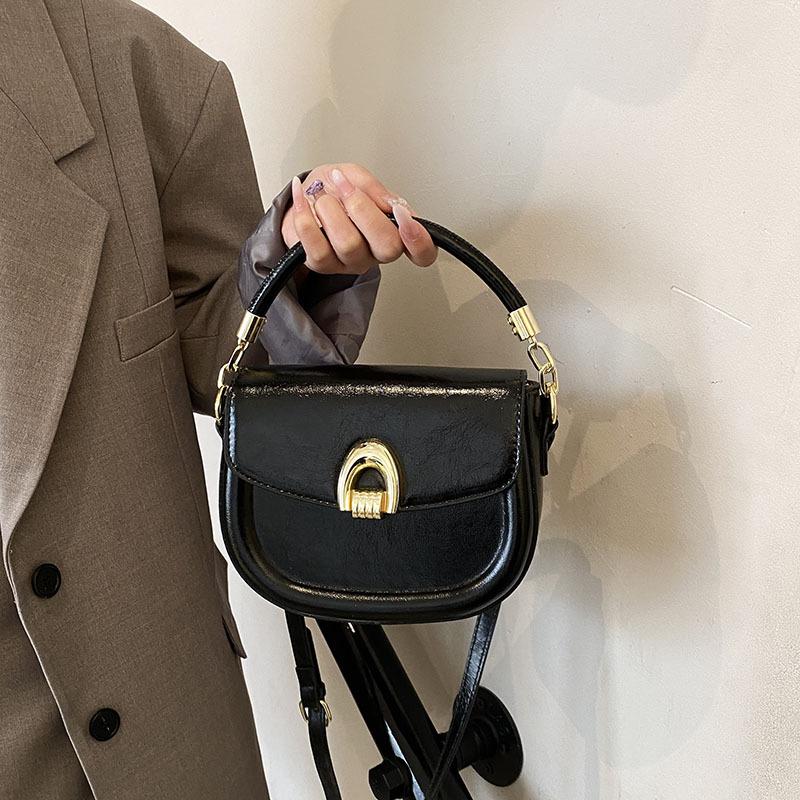 Korean ins fashion hand carry saddle bag 2025 spring and summer new simple and versatile shoulder bag premium messenger bag