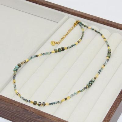Catena Clavicolare Turchese Africano Verde Retrò: Collana da Donna di Alta Gamma in Acciaio al Titanio